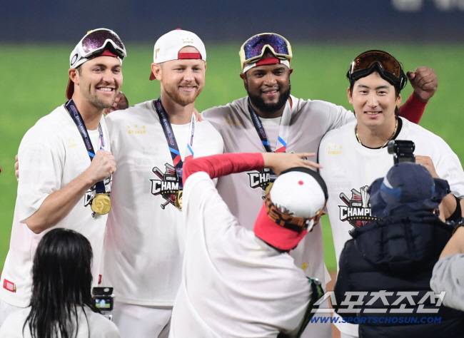 28일 광주 기아챔피언스필드에서 열린 KIA와 삼성의 한국시리즈 5차전. KIA가 삼성에 승리하며 V12 우승을 달성했다. 네일, 라우어, 소크라테스, 나성범이 기념 촬영을 하고 있다. 광주=송정헌 기자songs@sportschosun.com/2024.10.28/