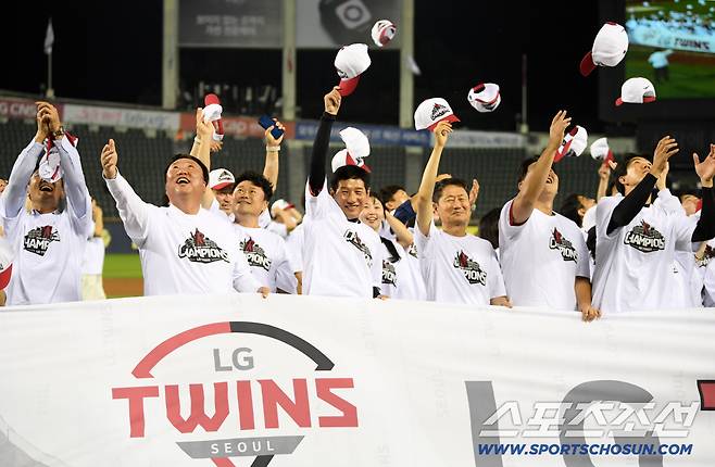 1일 잠실구장에서 정규리그 우승을 확정 지은 LG 트윈스 차명석 단장, 염경엽 감독, 김인석 대표이사가 기뻐하고 있다. 잠실=박재만 기자 pjm@sportschosun.com/2025.10.01/