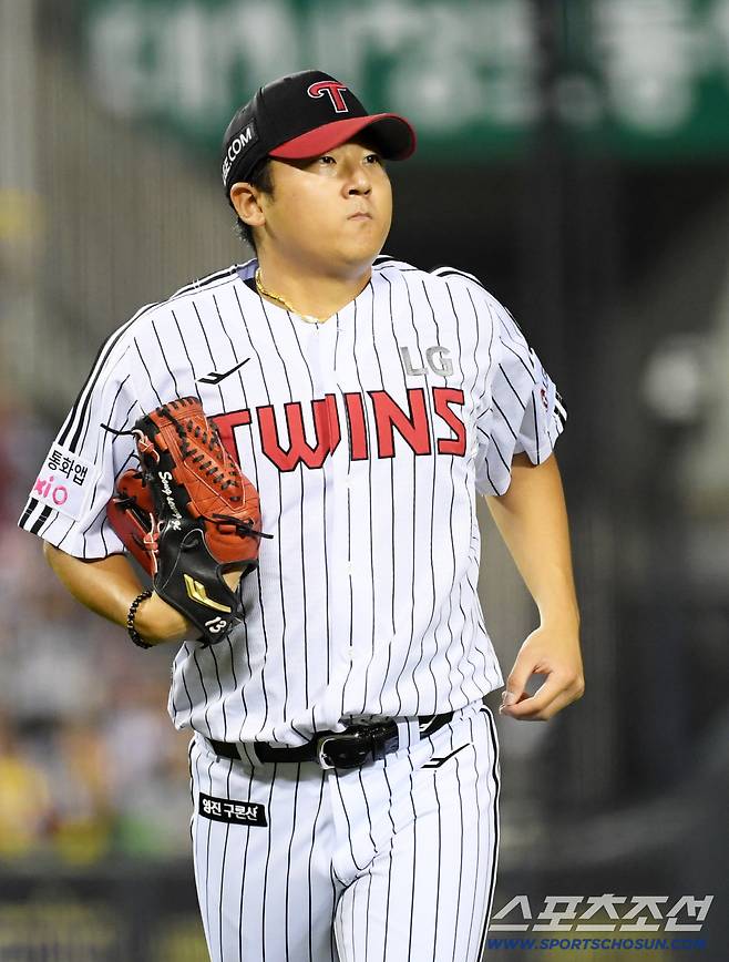 30일 잠실구장에서 열린 LG 트윈스와 두산 베어스의 경기. LG 송승기가 숨을 고르고 있다. 잠실=박재만 기자 pjm@sportschosun.com/2025.09.30/