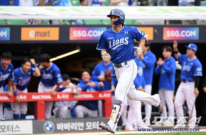 9일 인천SSG랜더스필드에서 열린 SSG와 삼성의 준PO 1차전. 1회초 삼성 이재현이 초구를 노려 솔로포를 날린 뒤 환호하고 있다. 인천=박재만 기자 pjm@sportschosun.com/2025.10.09/