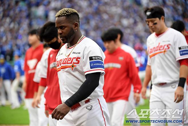 9일 인천SSG랜더스필드에서 열린 SSG와 삼성의 준PO 1차전. 패한 SSG 선수들이 아쉬워하고 있다. 인천=박재만 기자 pjm@sportschosun.com/2025.10.09/