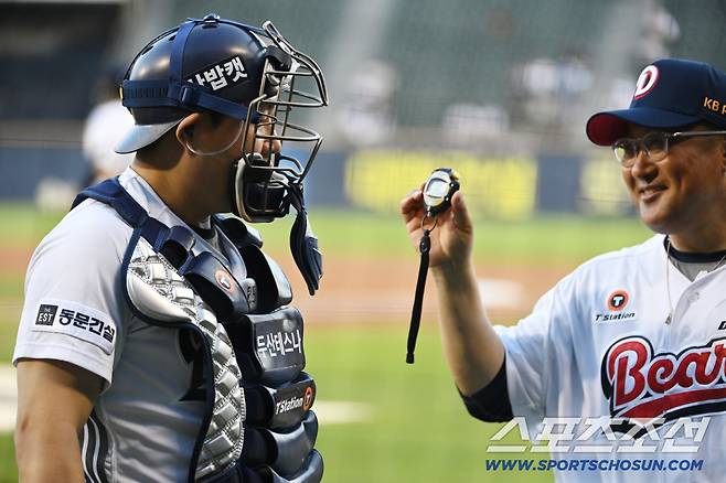 26일 잠실야구장에서 열린 삼성과 두산의 경기, 두산 조인성 코치가 1회초 1사 1루 박승규의 2루 도루를 저지한 양의지에게 초시계를 보여주고 있다. 잠실=허상욱 기자wook@sportschosun.com/2025.08.26/