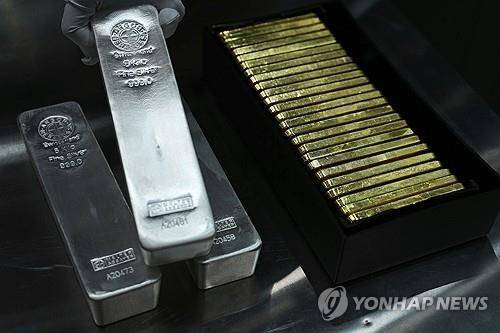 금괴와 은괴. AP 연합뉴스 자료사진