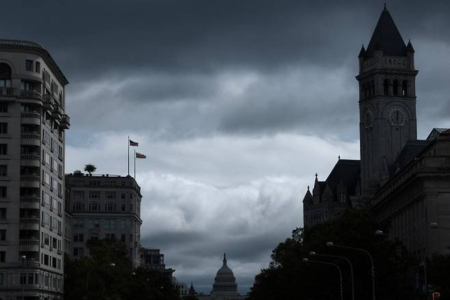 미국 연방정부 셧다운(일시 업무 정지)을 끝내기 위한 상원의 6차 시도가 8일(현지시간)에도 무산됐다. 사진은 이날 워싱턴 DC 중심가에서 바라본 미 연방 의사당(가운데). 로이터 연합
