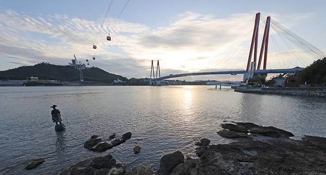 전남 해남과 진도 사이를 잇는 진도대교와 명량해상케이블카 너머로 해가 지고 있다. 사진=박범준 기자