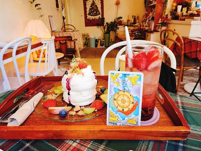 서울 지하철 서울대입구역 근처 옐로우버터드림의 파블로바. 디저트 외에도 다소 여러가지가 들어가있는 사진이지만, 카페의 아기자기하고 따뜻한 분위기가 좋아서 선정해봤다. 파블로바도 매우 맛있다.