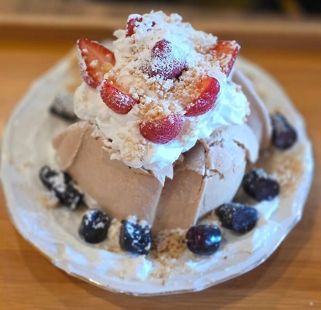 서울 홍대입구역 근처 토라비의 생과일파블로바. 정말 보기드물게 파블로바를 전문으로 하는 가게다. 겉은 바삭하고 속은 쫄깃한 맛을 제대로 구현했다.