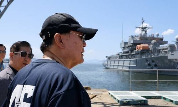 윤석열 전 대통령이 2023년 8월3일 경기 창원시 진해 해군기지를 찾아 복무 중인 장병을 격려하고 있다. 대통령실 제공