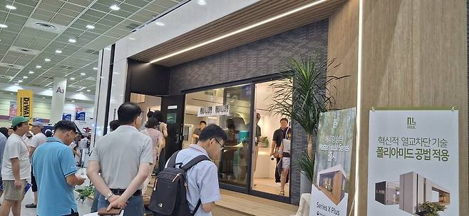 지난 8월 1일 서울 강남 코엑스에서 열린 코리아빌드 전시회에서 관람객들이 체류형 쉼터 모델을 둘러보고 있다.