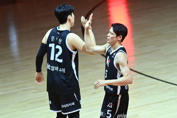 수원 케이티(KT) 김선형(오른쪽)이 같은 팀 문정현과 경기 전 하이파이브를 하고 있다. 한국농구연맹 제공
