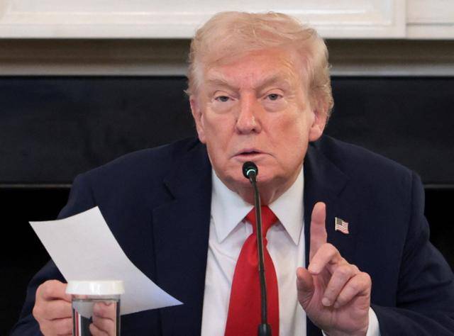 도널드 트럼프 미국 대통령이 8일 워싱턴 백악관에서 회의 도중 마코 루비오 국무장관에게 이스라엘과 하마스의 협상 타결이 임박했다는 메모를 받은 뒤 이에 대해 설명하고 있다. 워싱턴=로이터 연합뉴스