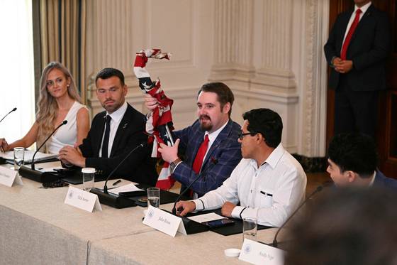 인플루언서들이 8일(현지시간) 워싱턴 백악관에서 열린 안티파 관련 원탁회의에 참석해 불에 탄 성조기를 들고 시위대의 폭력성에 대해 발언하고 있다. AFP=연합뉴스