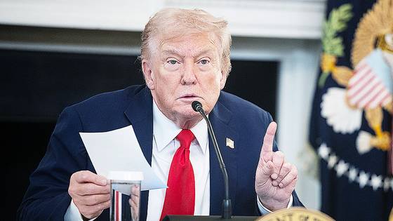 도널드 트럼프 미국 대통령이 8일(현지시간) 미국 워싱턴 백악관에서 안티파 관련 원탁 회의를 진행하던 도중 가자전쟁의 휴전이 임박했다는 메모를 전달받은 뒤 발언하고 있다. EPA=연합뉴스