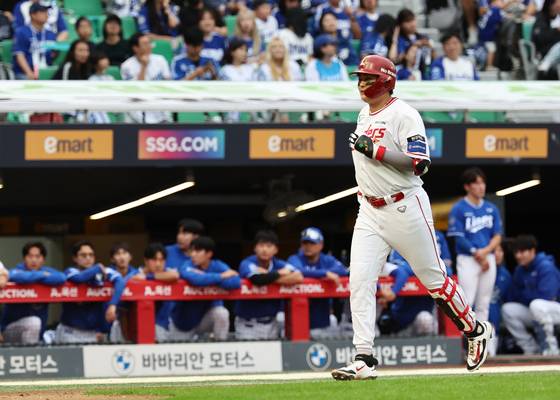 9일 준PO 1차전에서 7회 2-5로 추격하는 2점 홈런을 친 뒤 홈으로 향하는 SSG 고명준. 연합뉴스