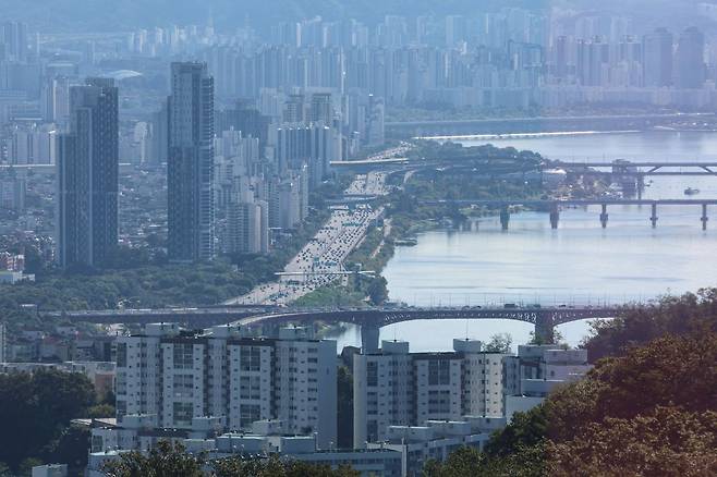 서울 성동구와 마포구를 비롯한 한강벨트 권역 등 수도권 집값이 다시 가파른 오름세를 보이는 가운데 지난 8일 서울 남산에서 바라본 아파트 및 주택단지들. 연합뉴스