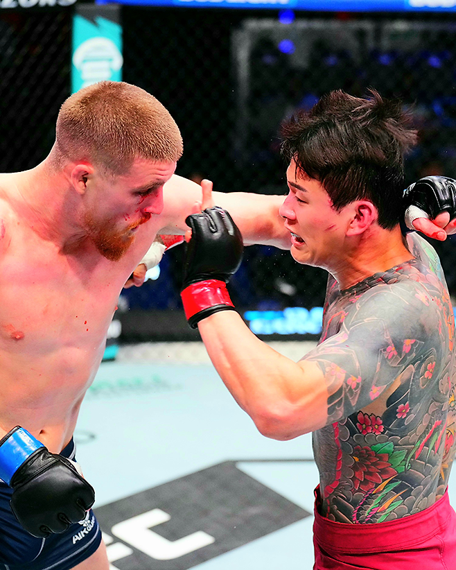 2025년 9월 데이나 화이트 UFC 회장 겸 CEO 직접 주최 오디션 Contender Series 시즌9 6주차 미들급 경기에서 리얼리티프로그램 The Ultimate Fighter 시즌32 준결승 패디 매코리와 로드FC 챔피언 황인수가 겨루고 있다. 사진=TKO