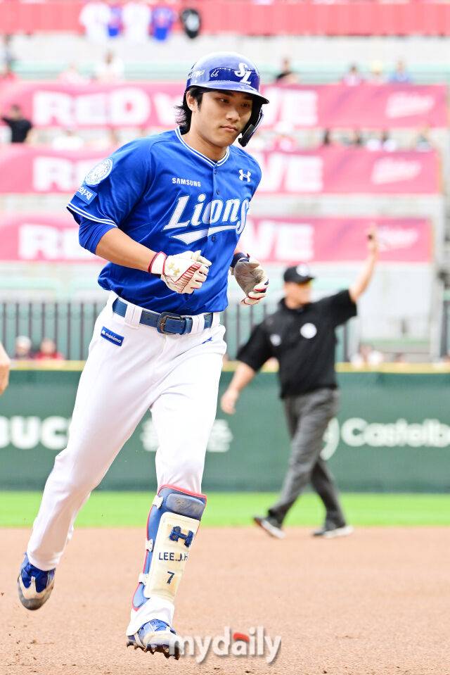 2025년 10월 9일 인천 SSG랜더스필드에서 진행된 '2025 신한 SOL뱅크 KBO리그 준플레이오프' 1차전 삼성-SSG의 경기. 삼성 이재현이 1회초 선두타자로 등장해 SSG 화이트에게 선제 솔로 홈런을 때린 뒤 그라운드를 돌고 있다./인천 = 곽경훈 기자