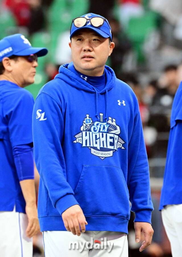 2025년 10월 9일 인천 SSG랜더스필드에서 '2025 신한 SOL뱅크 KBO리그 준플레이오프' 1차전 삼성-SSG의 경기. 삼성 박진만 감독이 SSG를 상대로 5-2로 승리한 뒤 미소를 짓고 있다./인천 = 곽경훈 기자