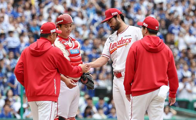 9일 인천 SSG 랜더스 필드에서 열린 2025 프로야구 KBO리그 포스트 시즌 준플레이오프 1차전 삼성 라이온즈와 SSG 랜더스의 경기. 3회초 SSG 선발 투수 화이트가 교체되고 있다. 연합뉴스