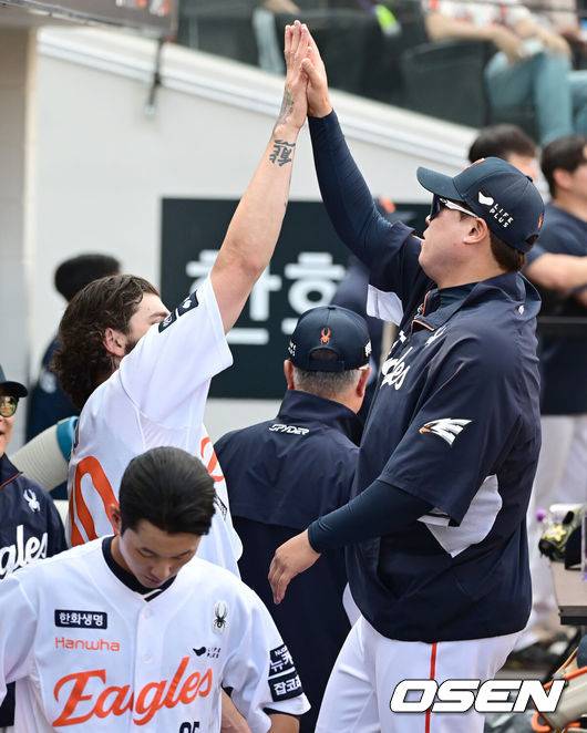 한화 코디 폰세가 이닝을 마친 뒤 류현진과 하이파이브를 하고 있다. 2025.06.03 /OSEN DB