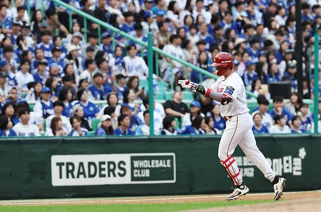 9일 인천 SSG랜더스필드에서 열린 포스트시즌 준플레이오프 1차전 삼성과 SSG의 경기. 7회말 1사 1루 SSG 고명준이 좌월 투런 홈런을 치고 그라운드를 돌고 있다. 연합뉴스
