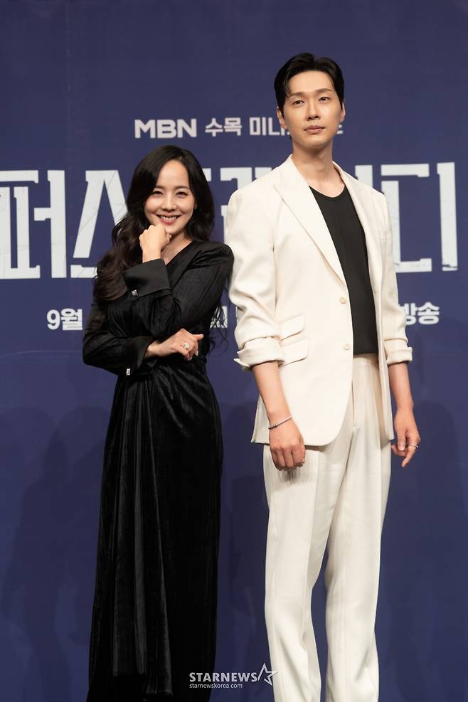 배우 유진, 지현우가 24일 오후 서울 더 링크 호텔에서 진행된 MBN 수목드라마 '퍼스트레이디' 제작발표회에 참석해 포즈를 취하고 있다. /사진제공=MBN 2025.09.24 /사진=이동훈 photoguy@