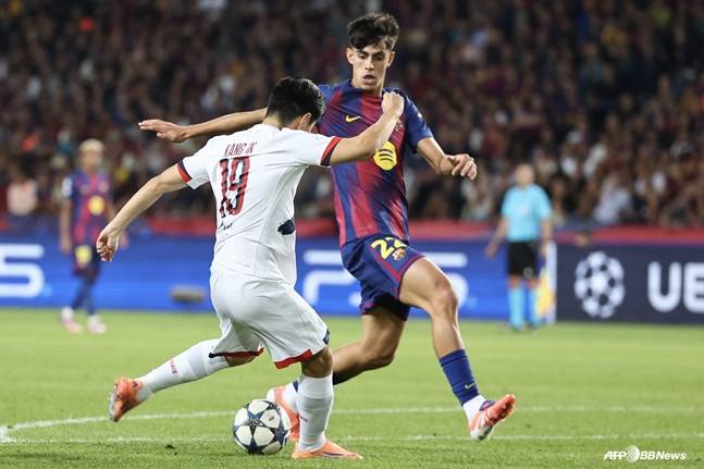 지난 2일 열린 바르셀로나와 챔피언스리그 리그 페이즈 2라운드 도중 슈팅을 날리고 있는 이강인(왼쪽). /AFPBBNews=뉴스1