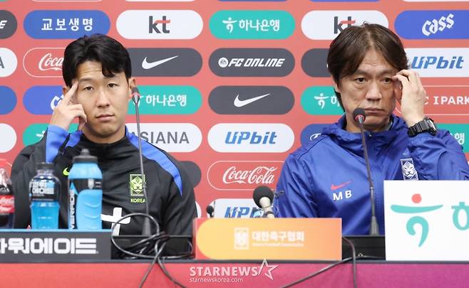 한국 축구대표팀이 9일 브라질과 A매치를 앞두고 서울월드컵경기장에서 최종 훈련에 임했다. 홍명보 감독과 손흥민이 훈련 전 기자회견에서 기자들의 질문에 답하고 있다. 홍명보 감독이 이끄는 대표팀은 10일 브라질과 친선경기에 이어 14일에는 파라과이와도 대결하며 2026 북중미 월드컵 실전 점검에 나선다. /사진=김진경 대기자