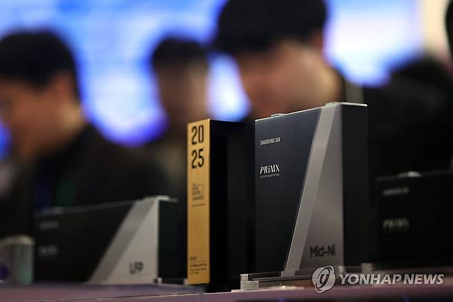 이것이 각형 배터리 (서울=연합뉴스) 윤동진 기자 = 5일 서울 강남구 코엑스에서 열린 인터배터리 2025의 삼성SDI 부스에서 관람객들이 각형 배터리를 살피고 있다. 2025.3.5 mon@yna.co.kr