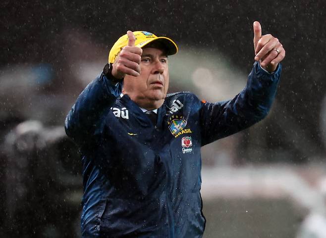 10일 서울 마포구 서울월드컵경기장에서 열린 한국과 브라질 축구 대표팀의 친선경기. 브라질 카를로 안첼로티 감독이 엄지를 들어올리고 있다. 사진=연합뉴스