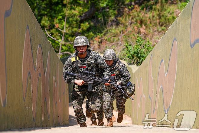 해병대 연평부대 장병들이 합동도서방어훈련 간 사거리전투를 위해 전투배치를 하고 있다. (해병대사령부 제공. 재판매 및 DB 금지) 2025.5.23/뉴스1