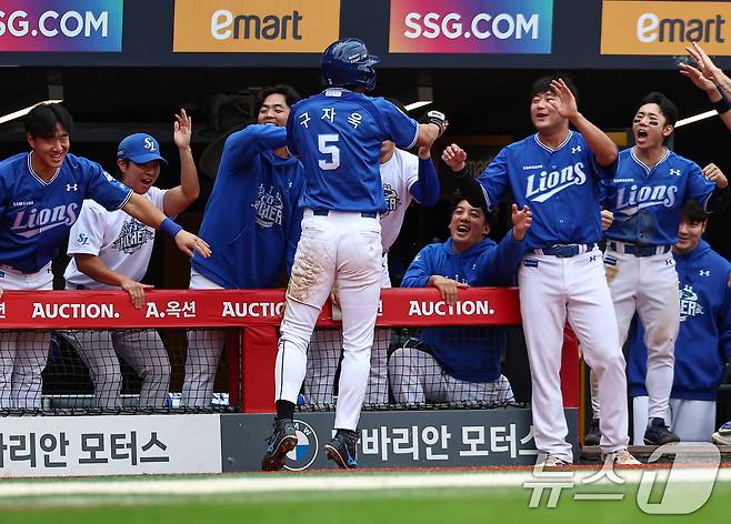 9일 오후 인천 SSG 랜더스필드에서 열린 프로야구 2025 신한 SOL뱅크 KBO 준플레이오프 1차전 삼성 라이온즈와 SSG 랜더스의 경기, 4회초 무사 2루 상황에서 삼성 디아즈의 2루타때 홈으로 들어온 구자욱이 동료들과 기쁨을 나누고 있다. 2025.10.9/뉴스1 ⓒ News1 김도우 기자