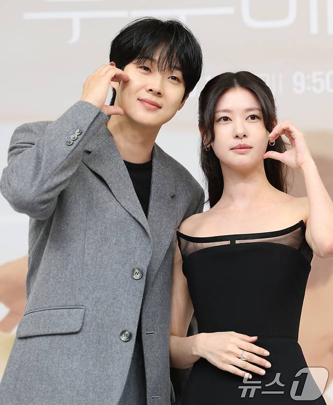 배우 최우식과 정소민(오른쪽)이 10일 서울 양천구 목동 SBS에서 열린 금토 드라마 ‘우주메리미’의 제작발표회에 참석해 포즈를 취하고 있다. ‘우주메리미’는 최고급 신혼집 경품을 차지하기 위해 90일간의 위장 결혼을 시작한 김우주(최우식 분)와 유메리(정소민 분)의 로맨스를 담은 드라마다. ⓒ News1 권현진 기자