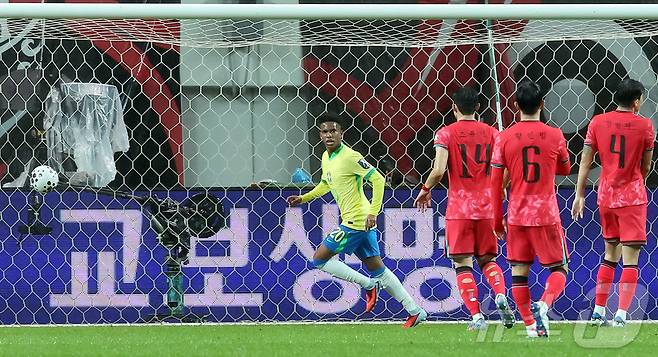 10일 서울월드컵경기장에서 열린 하나은행 초청 축구국가대표팀 친선경기 대한민국과 브라질의 경기, 전반전 브라질 에스테반이 선취골을 넣고 있다. 2025.10.10/뉴스1 ⓒ News1 장수영 기자