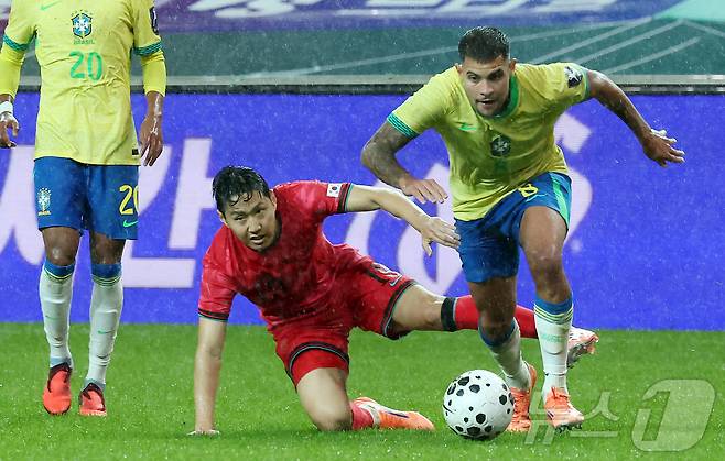 10일 서울월드컵경기장에서 열린 하나은행 초청 축구국가대표팀 친선경기 대한민국과 브라질의 경기, 전반전 대한민국 이강인이 브라질 브루노 기마랑이스에게 볼을 뺏긴 뒤 아쉬워하고 있다. 2025.10.10/뉴스1 ⓒ News1 장수영 기자