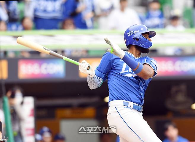 삼성 디아즈가 9일 인천 SSG랜더스필드에서 열린 2025 KBO리그 SSG와 준플레이오프 1차전 4회초 무사 1루 상황에서 SSG 박시후를 상대로 1타점 2루타를 치고 있다. 문학 | 박진업 기자 upandup@sportsseoul.com