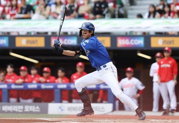 9일 오후 인천 SSG랜더스필드에서 열린 SSG 랜더스와의 2025 신한 쏠뱅크 KBO 포스트시즌(PS) 준플레이오프(준PO·5전 3선승제) 1차전에 지명 겸 3번 타자로 출전한 구자욱이 홈으로 쇄도하고 있다. /사진=삼성 라이온즈