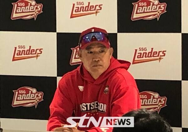 10일 SSG랜더스필드에서 열리는 2025 신한 SOL뱅크 KBO 포스트시즈 준플레이오프(준PO·5전3선승제) 2차전을 앞두고 인터뷰를 갖는 SSG 랜더스 이숭용 감독. /사진(인천)=이형주 기자
