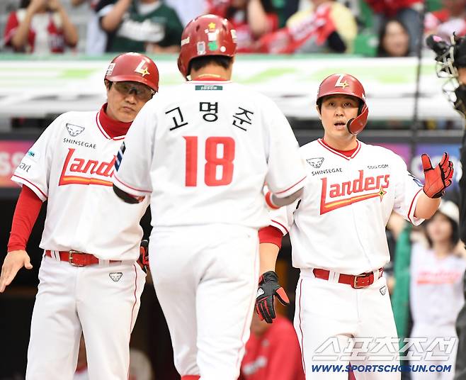 9일 인천SSG랜더스필드에서 열린 삼성과 SSG의 준PO 1차전. 7회말 1사 1루 고명준이 투런포를 친 후 최정의 환영을 받고 있다. 인천=정재근 기자 cjg@sportschosun.com/2025.10.9/