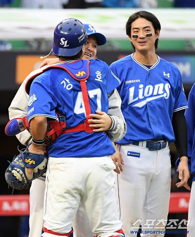 9일 인천SSG랜더스필드에서 열린 SSG와 삼성의 준PO 1차전. 승리한 삼성 최원태, 강민호가 기뻐하고 있다. 인천=박재만 기자 pjm@sportschosun.com/2025.10.09/