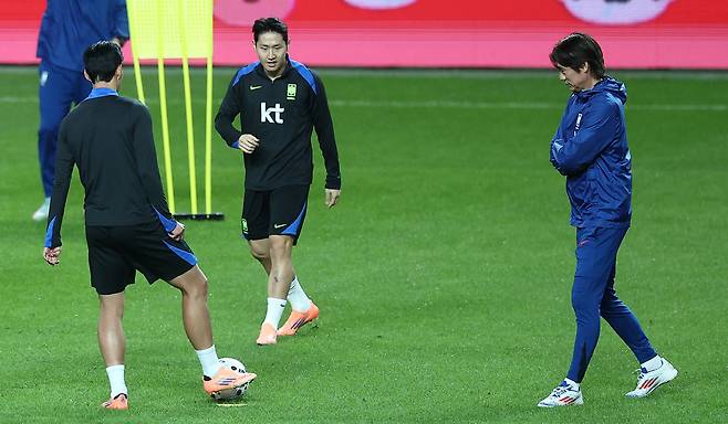 손흥민과 이강인 지켜보는 홍명보 감독
(서울=연합뉴스) 김성민 기자 = 대한민국 축구 국가대표팀 홍명보 감독(오른쪽)이 9일 서울월드컵경기장에서 손흥민(왼쪽)과 이강인(가운데)의 훈련을 지켜보고 있다. 2025.10.9