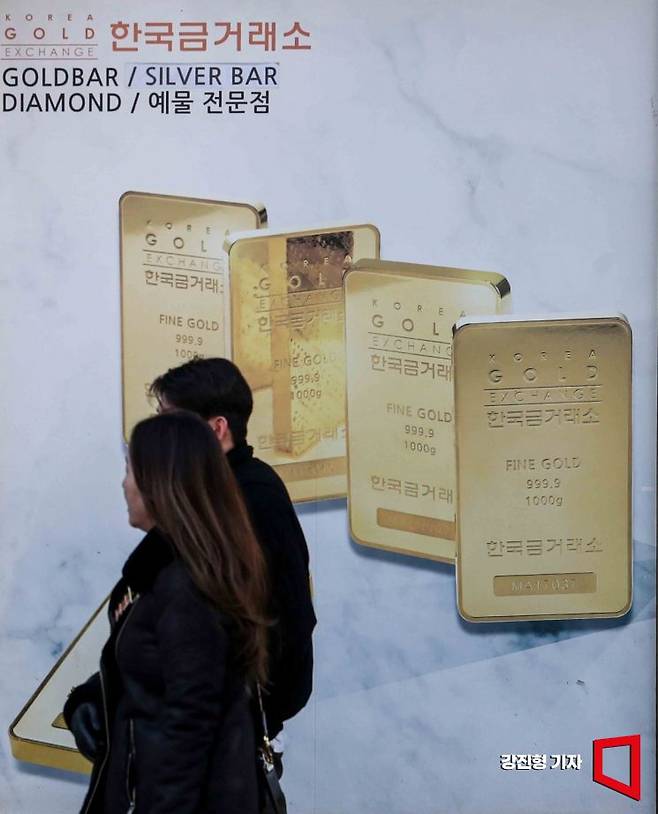 금값이 고공행진하고 있는 가운데 서울 종로구 한국금거래소 종로본점 외벽에 골드바 사진이 붙어 있다