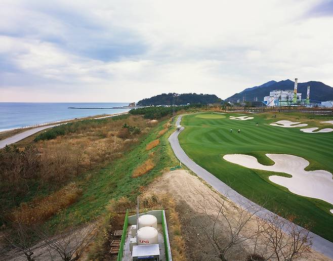 강릉시 안인 근처 골프장. 해안쪽에는 철책선이 바다의 조망을 가로막고 있다. 2013년/ 사진가 김전기