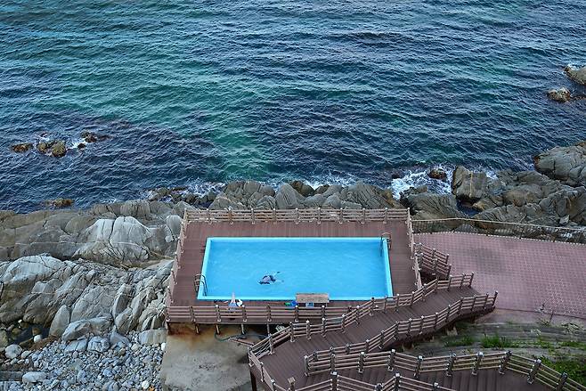경북 울진, 군 초소가 사라진 자리에 바다를 보며 펜션과 풀장이 있고, 여가를 즐기는 관광객들, 2023년/ 사진가 김전기