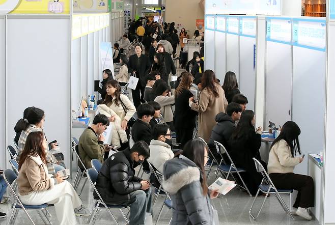 16일 광주광역시 시청홀에서 '광주청년 일 경험드림' 행사가 열리고 있다. 이번 행사는 공공기관, 중소기업, 창업기업, 사회복지기관 등 310개 업체가 참여했다. /김영근 기자