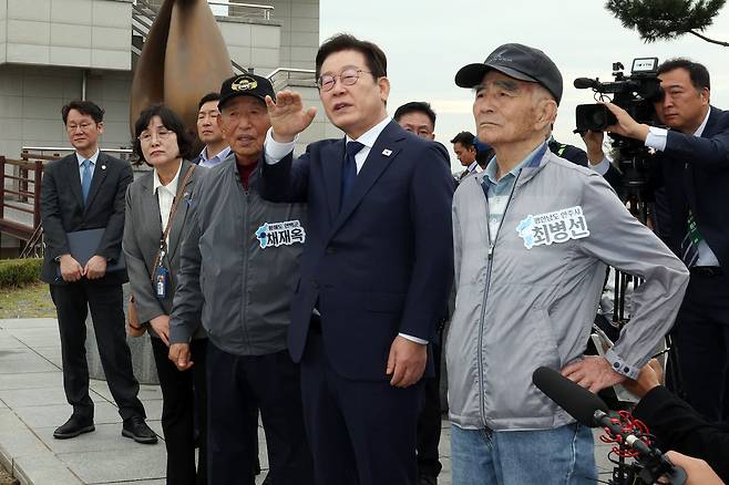 이재명 대통령이 추석 연휴 첫날인 3일 인천 강화군 강화평화전망대에서 실향민 가족들과 북한 황해북도 개풍군 일대를 바라보며 이야기를 나누고 있다./연합뉴스