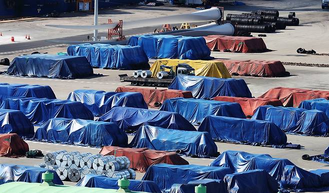 지난 8일 경기도 평택항에 철강 제품이 쌓여있는 모습./연합뉴스