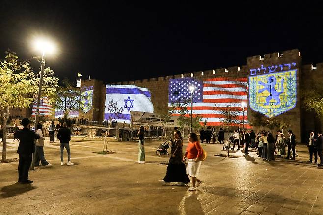 이스라엘과 하마스가 9일(현지 시각) 가자지구에서 전쟁을 끝내기 위한 도널드 트럼프 미국 대통령의 1단계 계획에 합의한 후 예루살렘 구시가지 벽에 미국과 이스라엘 국기가 투사되고 있습니다. /로이터 연합뉴스