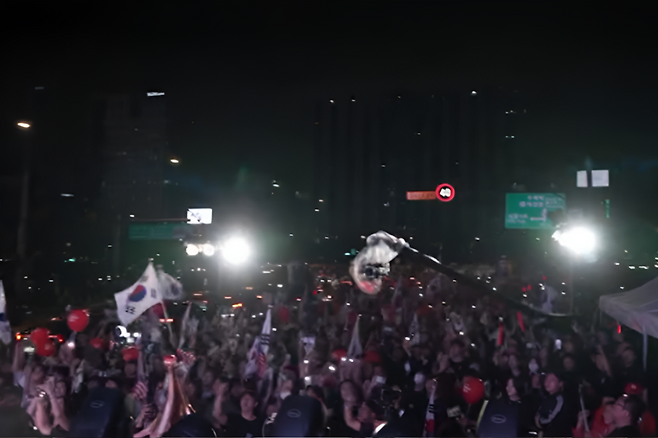 밤까지 청년들의 시위 노래가 광화문에 울려퍼졌다. 사진=자유대학