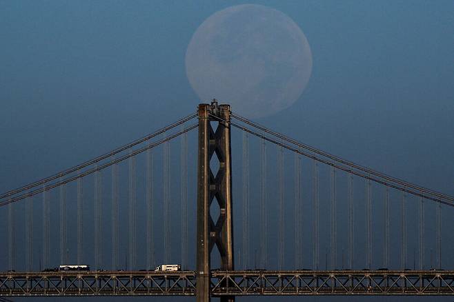 캘리포니아주 알라메다에서 바라본 다리 위로 슈퍼문이 떠 있다. 알라메다/AP 연합뉴스